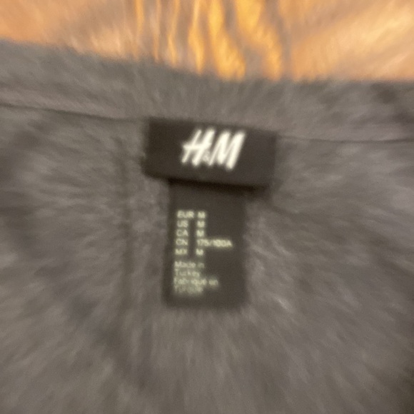 H and m long sleeve - Picture 3 of 3